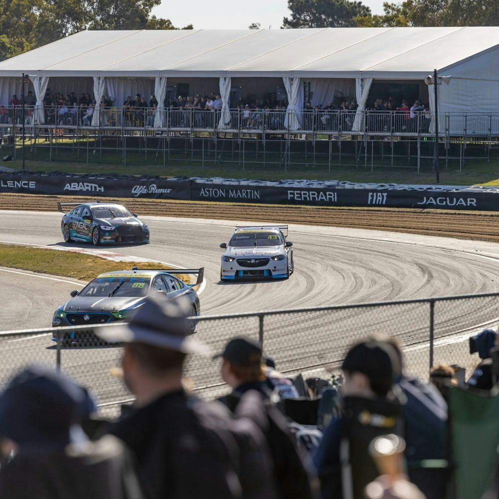 Perth Trackside Lounge - Features