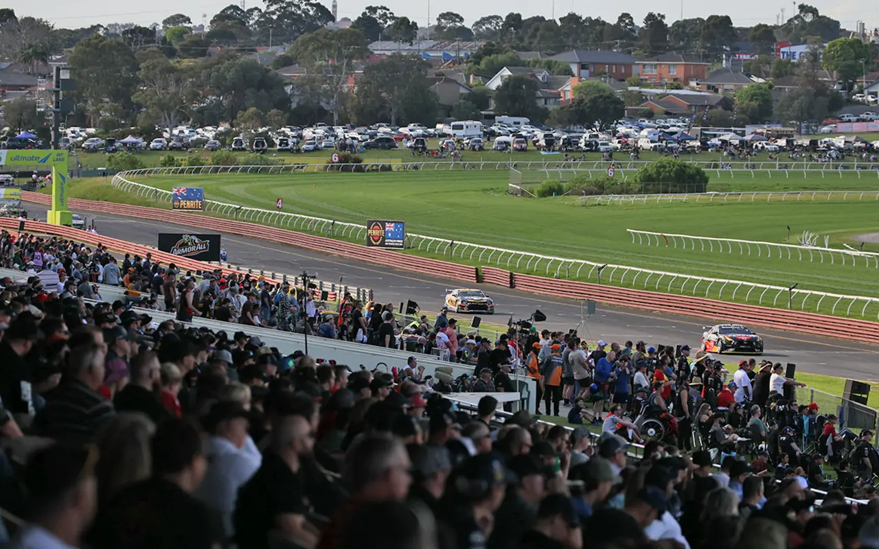 2023-sandown-500-crowd